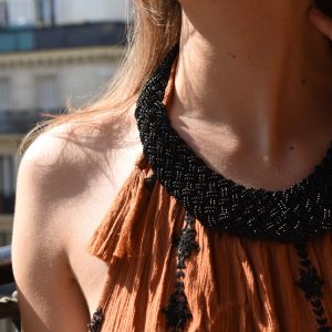 collier noir en perles rocailles de verre