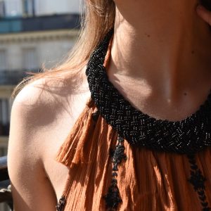 collier noir en perles rocailles de verre