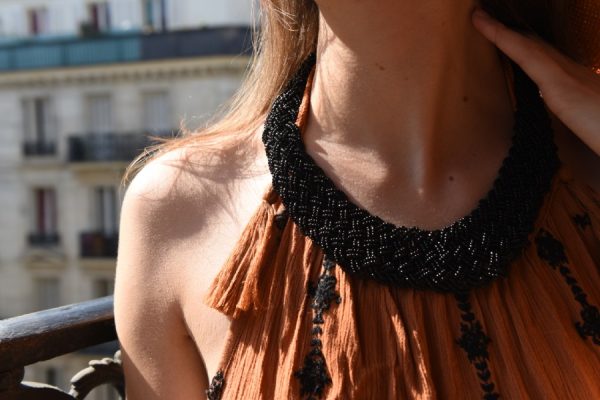 collier noir en perles rocailles de verre