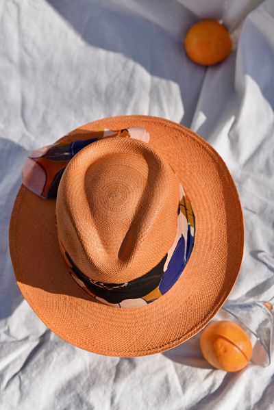 chapeau en paille orange