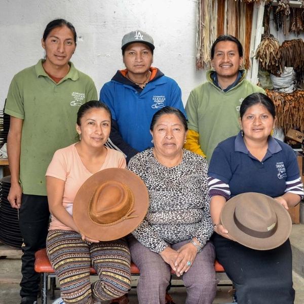 chapeaux en feutre fait à la main par des Artisans fabrication chapeaux fedora